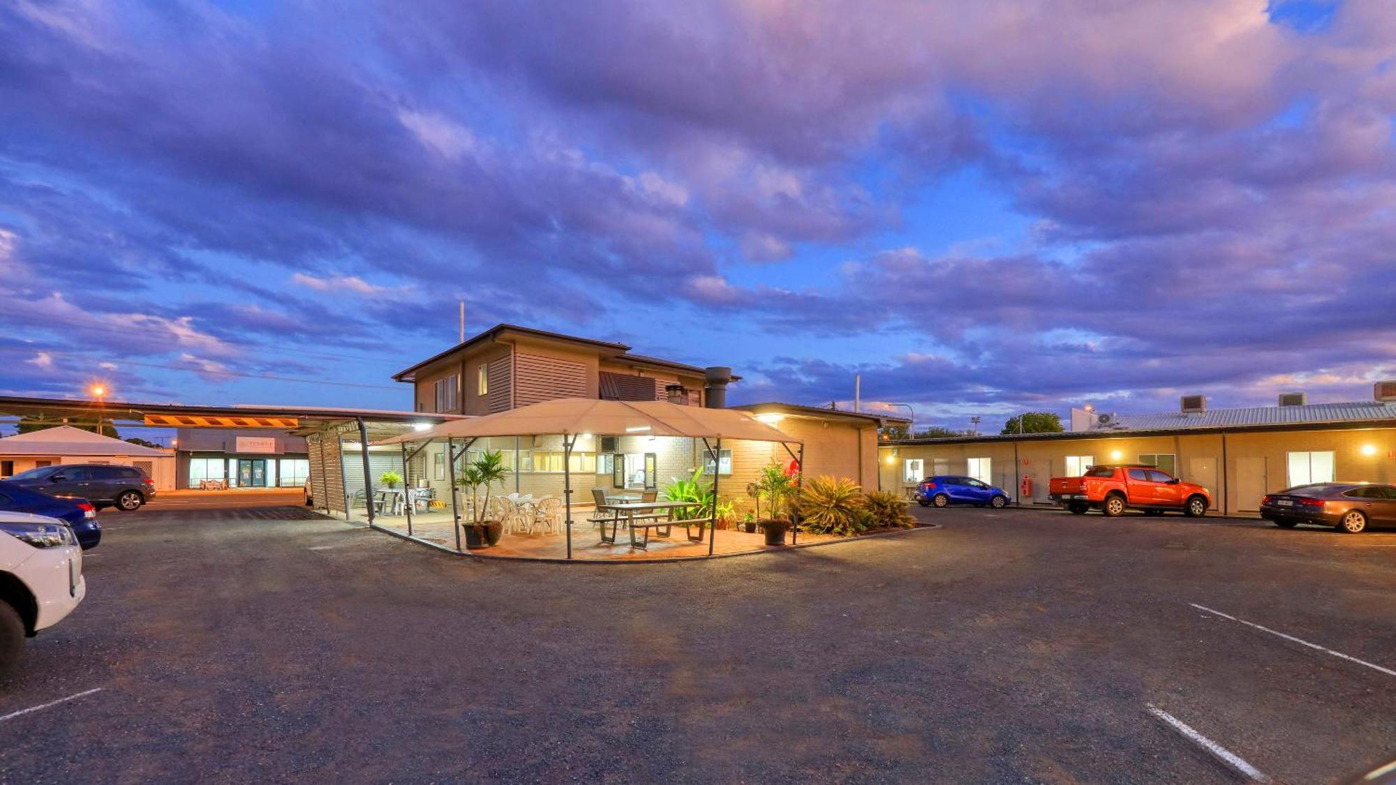 Motel 707 Emerald Exterior photo